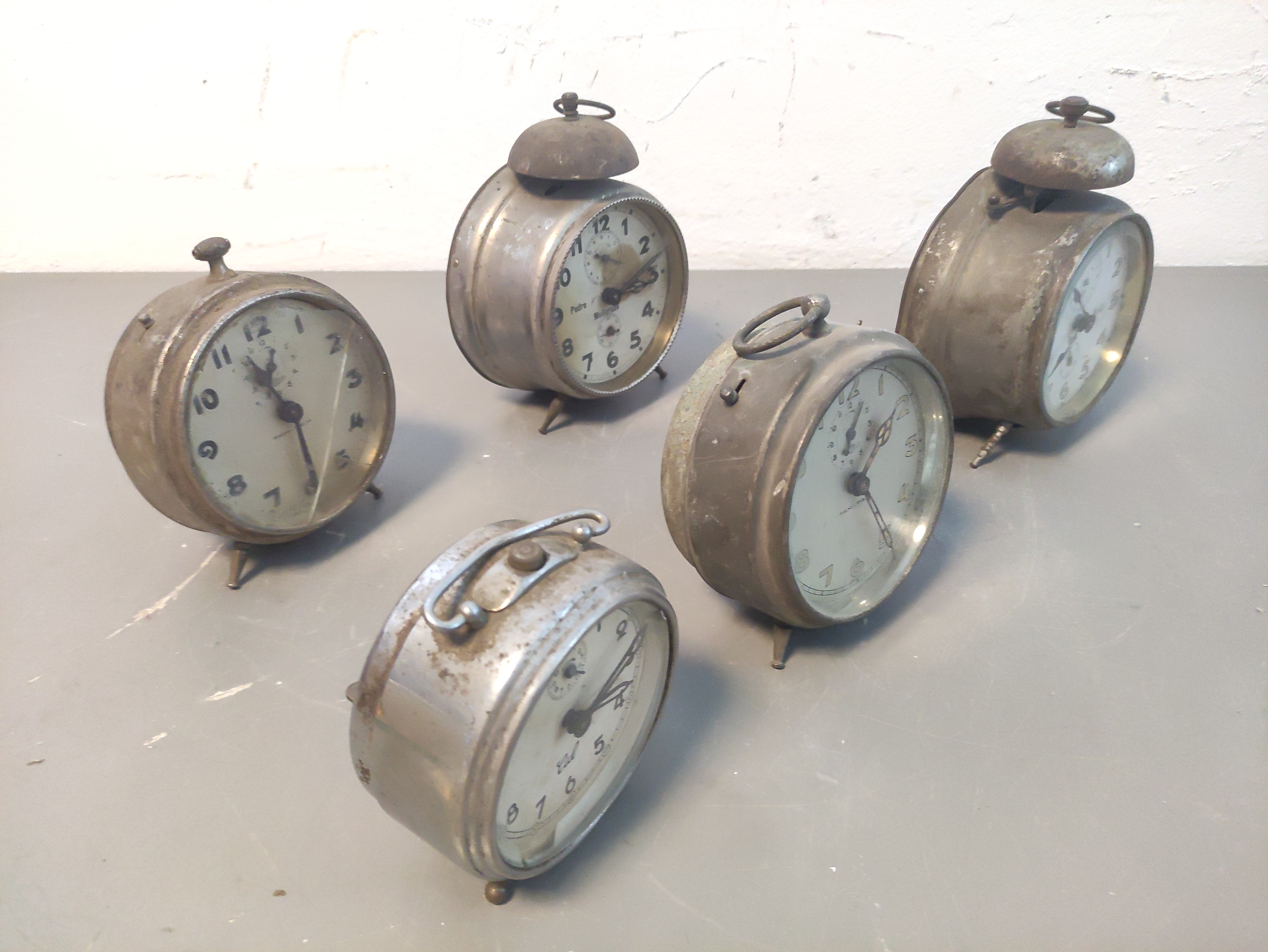 reloj despertador metal oxido alt 10.5-16 consultar